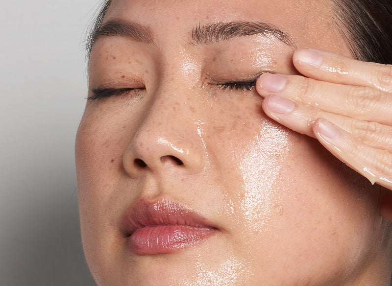 Model applying serum 